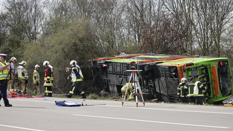 Пет жертви и множество ранени след автобусна катастрофа край Лайпциг (снимки)