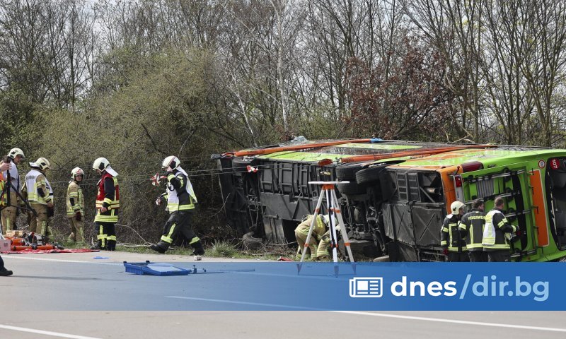 Снимка: AP/БТА Спасителни хеликоптери и линейки са се отзовали на