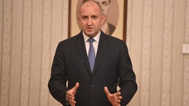 след като за няколко секунди го подържа заради напрежението