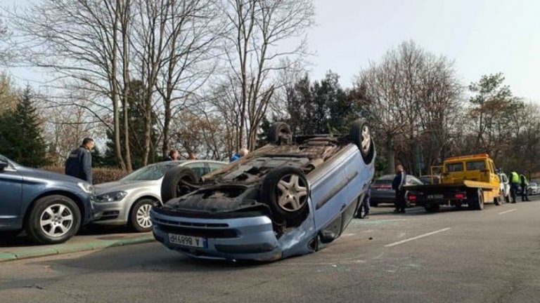 Жена обърна колата си по таван заради разсейване с телефон в Бургас