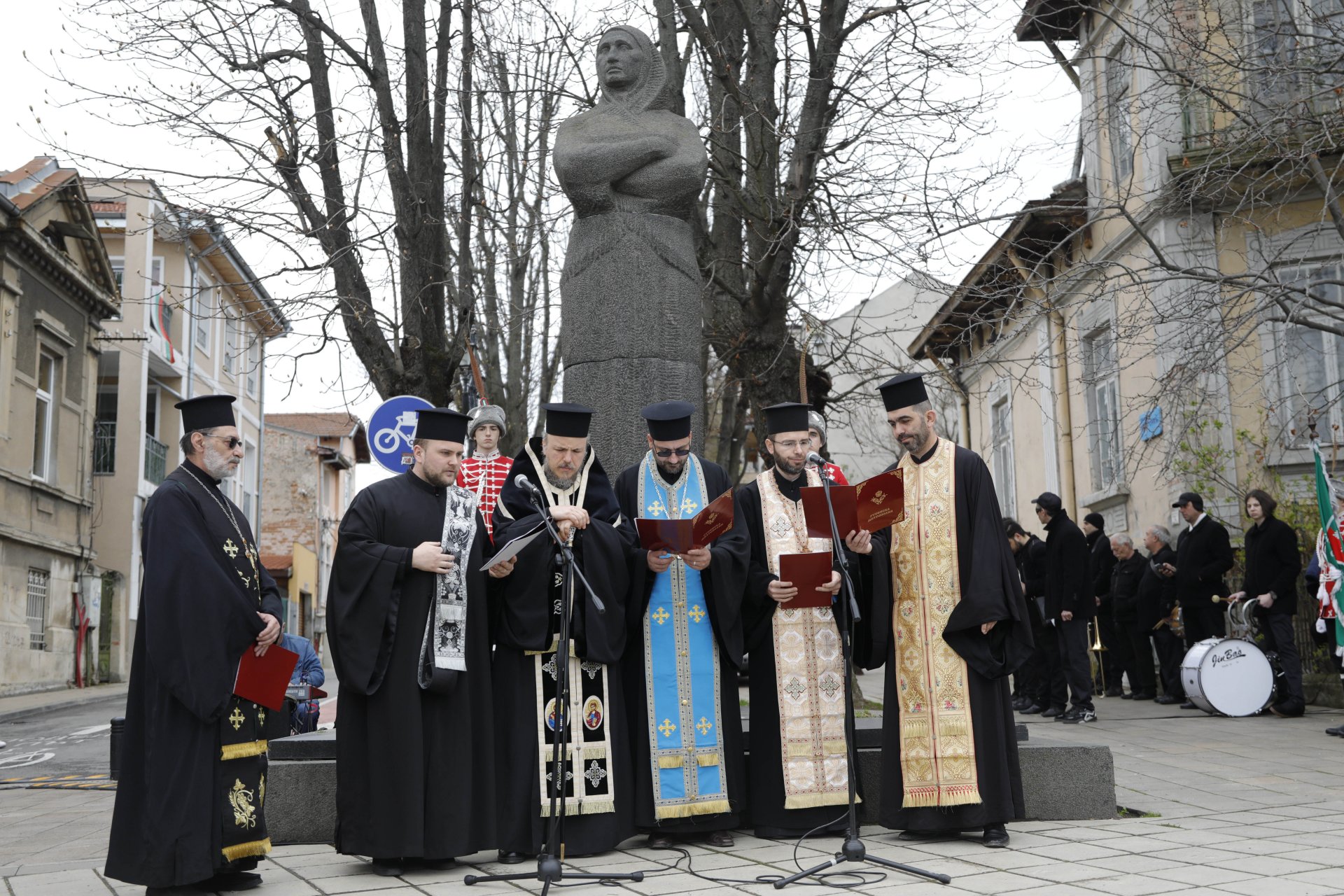 Главиницкият епископ Макарий - викарий на Русенския митрополит, и свещеници отслужиха заупокойна молитва
