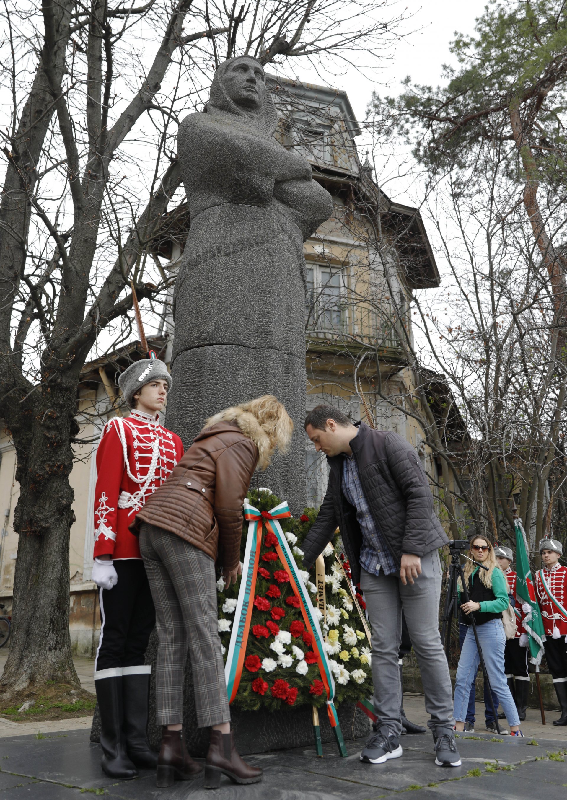 С поднасяне на венци и цветя пред паметника на Баба Тонка в Русе се отбелязват 131 години от кончината й.