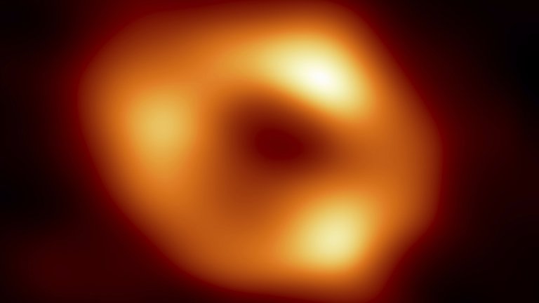 Астрономи откриха мощно магнитно поле около най-голямата черна дупка в Млечния път