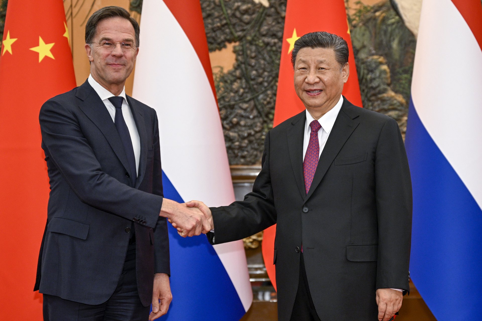 Китайският президент Си Дзинпин на среща с нидерландския премиер Марк Рюте в Пекин