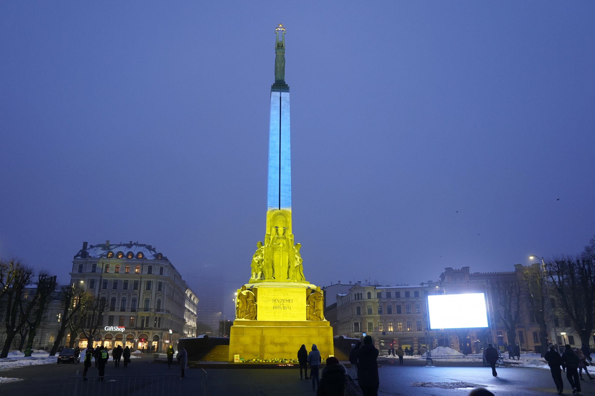 Паметникът на свободата в Рига е осветен в цветовете на националното знаме на Украйна по повод първата годишнина от руската пълномащабна инвазия в тази страна, 24 февруари 2023 г. 