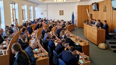 Политическите групи които подкрепиха бюджета са групите на ГЕРБ СДС и