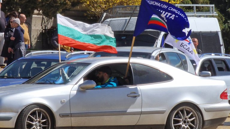 Автопротест блокира движението при Орлов мост в София