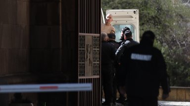 Мъжът на видима възраст около 50 години пристигнал със сив автомобил