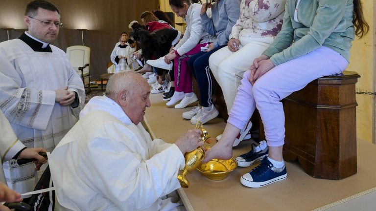 Папа Франциск спази отново ритуала: Изми нозете на 12 затворнички (снимки)