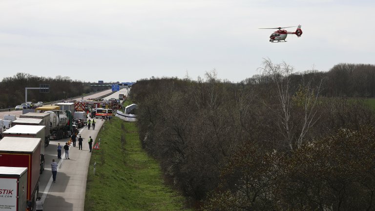 Автобус с ученици излетя от магистрала в Германия, десетки са ранени