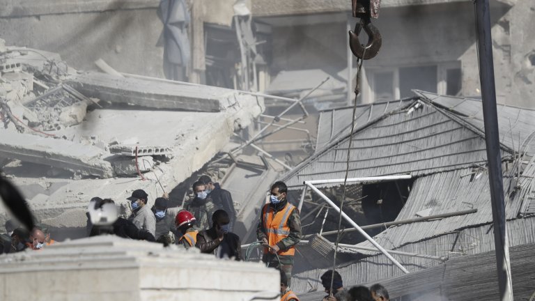 Десетки загинаха при израелски въздушни удари в Сирия