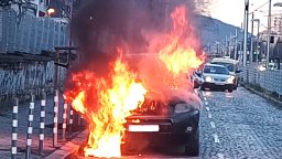 Джип избухна в пламъци в центъра на София (видео)