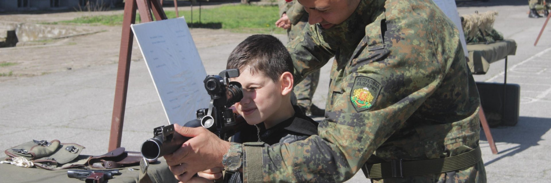 Сухопътните войски отвориха врати за празника, деца хванаха натовско оръжие в ръце
