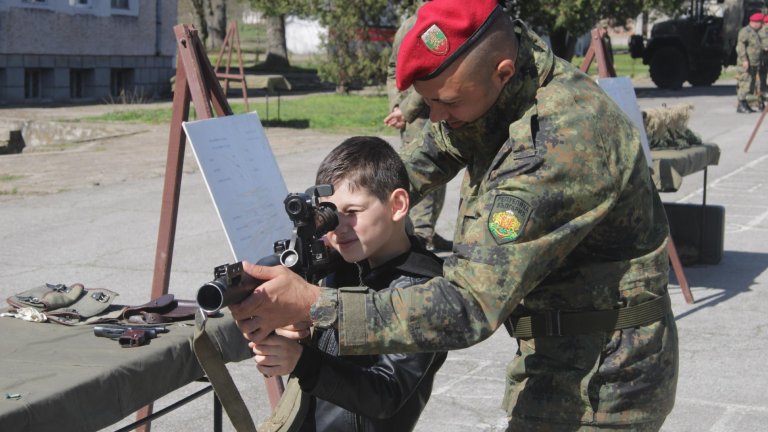 Сухопътните войски отвориха врати за празника, деца хванаха натовско оръжие в ръце