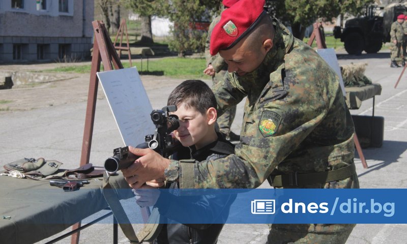 Снимка: Булфото Предвиден е и специален пропускателен режим за гражданите,