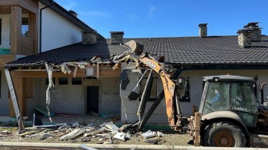 Столичната община започна разрушаването още миналия петък но днес достъпът