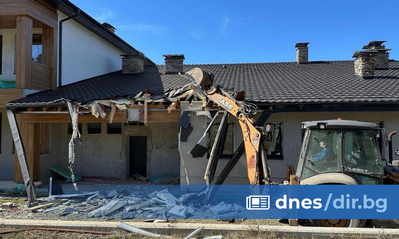 Столичната община започна разрушаването още миналия петък, но днес достъпът