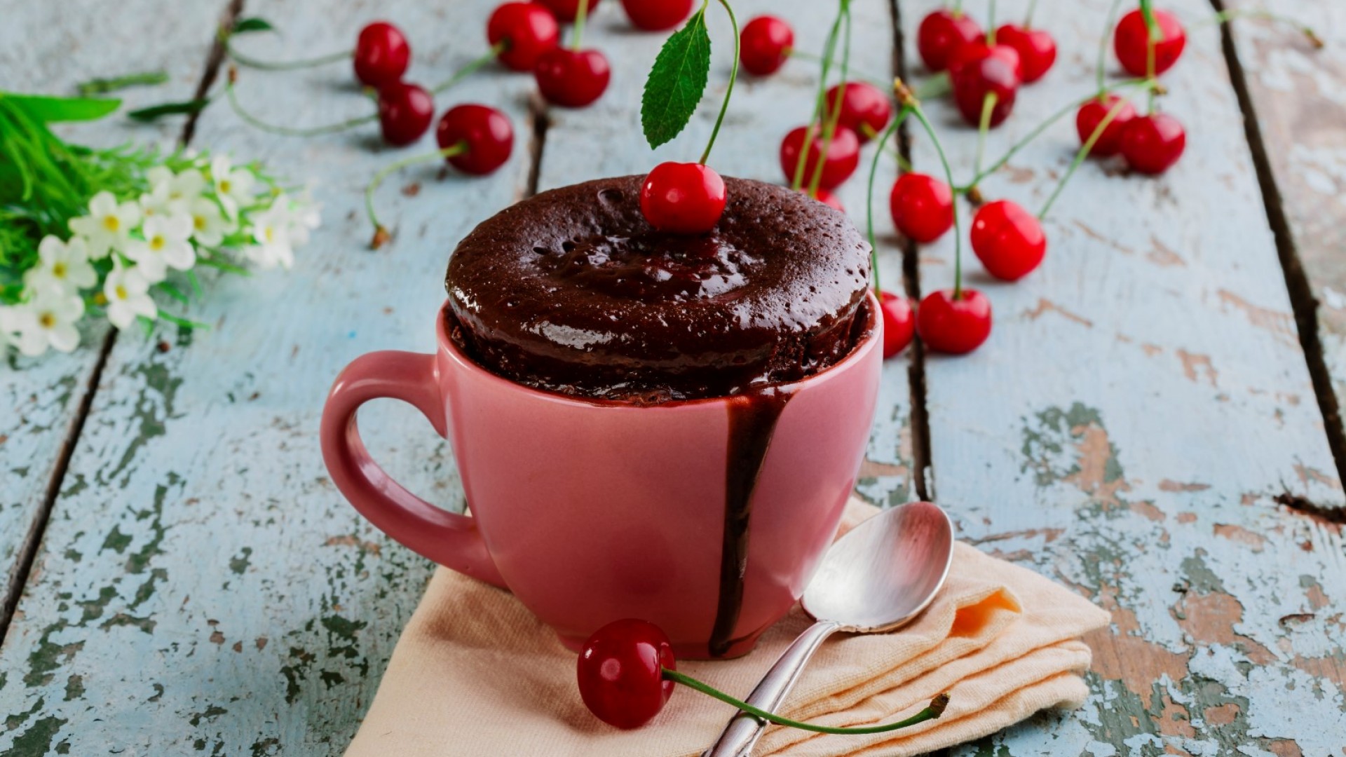 Само за 7 минути: Шоколадово кексче в чаша, приготвено в микровълнова
