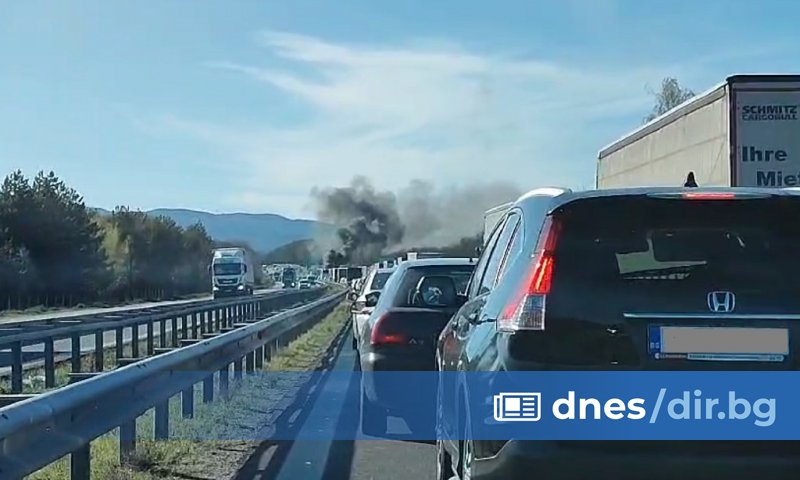 Тежкотоварният автомобил се е запалил в движение на 70-ия километър
