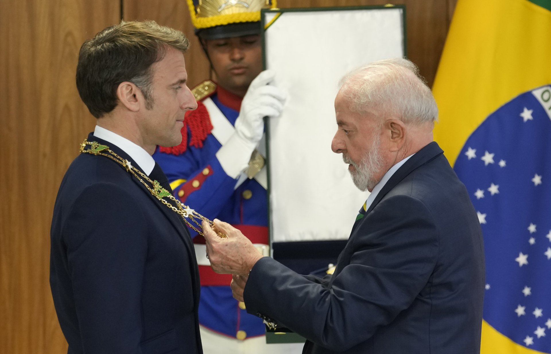 Вчера Лула връчи на Макрон най-високото отличие за човек, който не е гражданин на Бразилия, и окачи медал на врата му