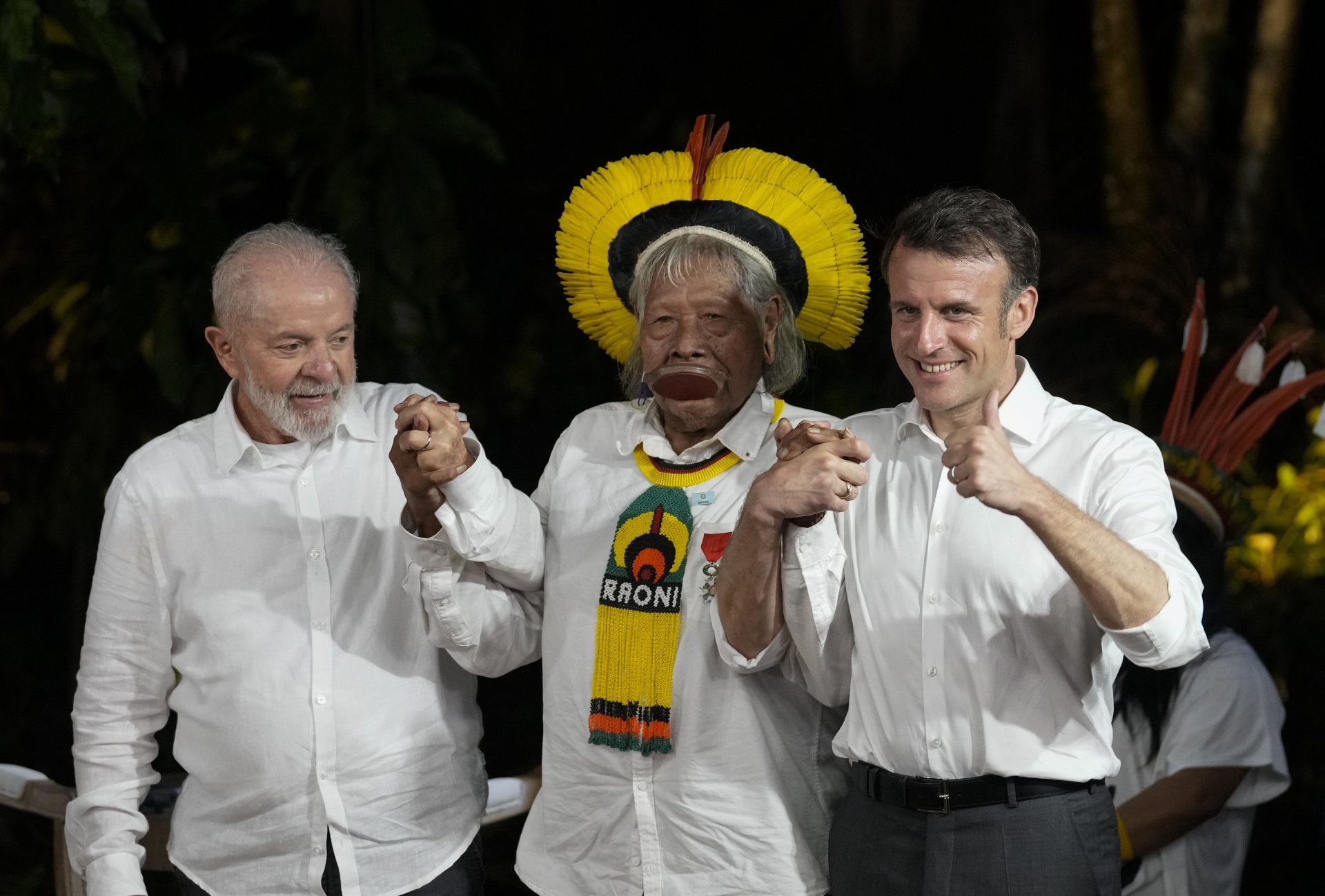 Лула да Силва, вождът Раони Метуктире и Макрон при обявяването на план за инвестиране на 1 млрд. евро в Амазония