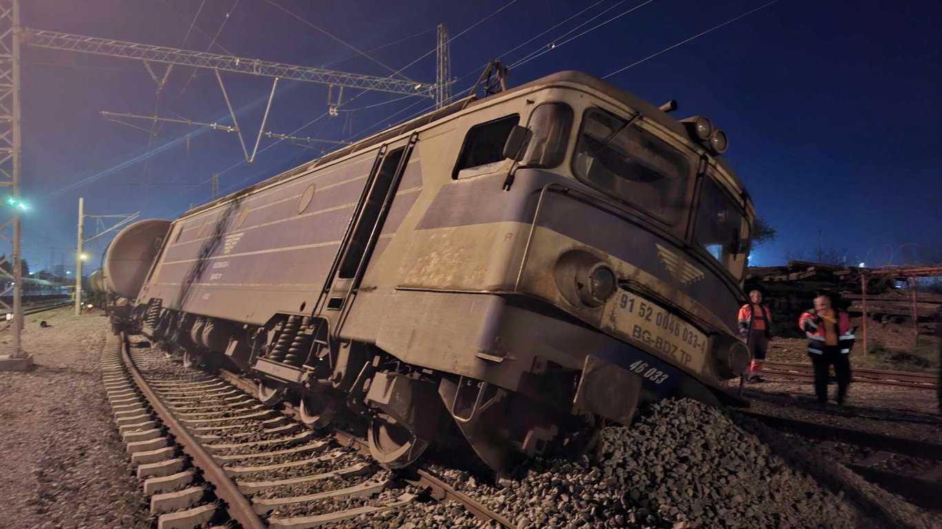 Товарен влак дерайлира на гара "Владимир Павлов" в Бургас (снимки)