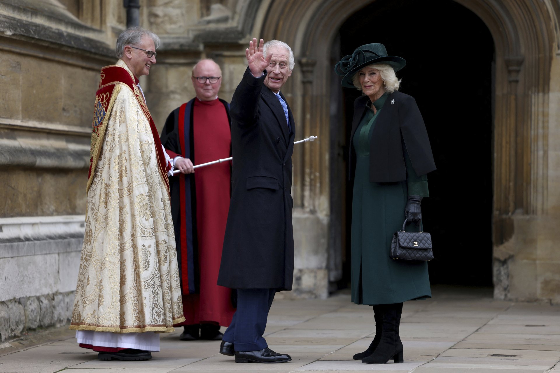 Софи, херцогиня на Единбург, вляво, и принц Едуард пристигат, за да присъстват на Великденската служба