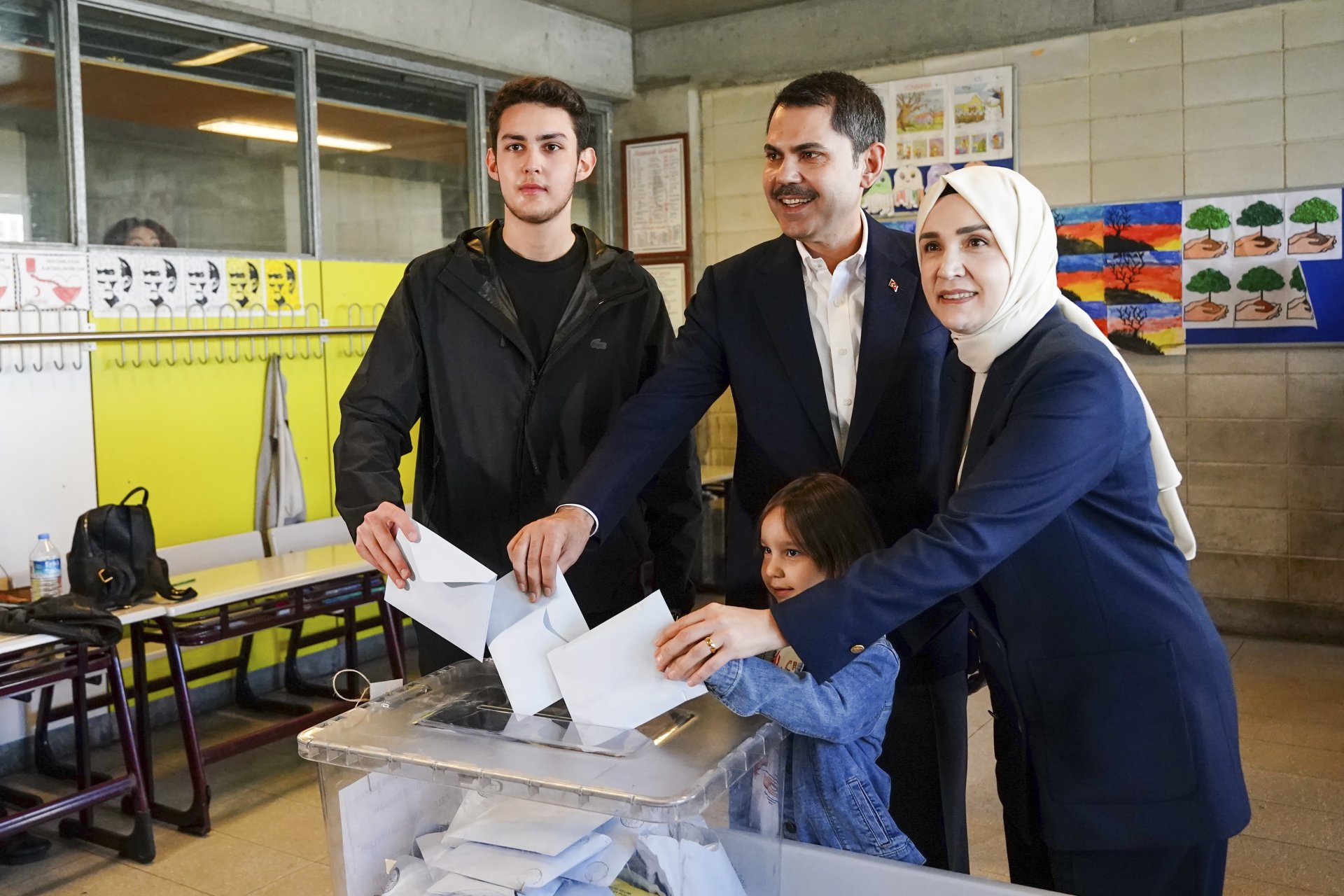 Партията на справедливостта и развитието или ПСР, кандидат за Истанбул Мурат Курум, в средата, и членовете на семейството му гласуват в избирателна секция в Истанбул