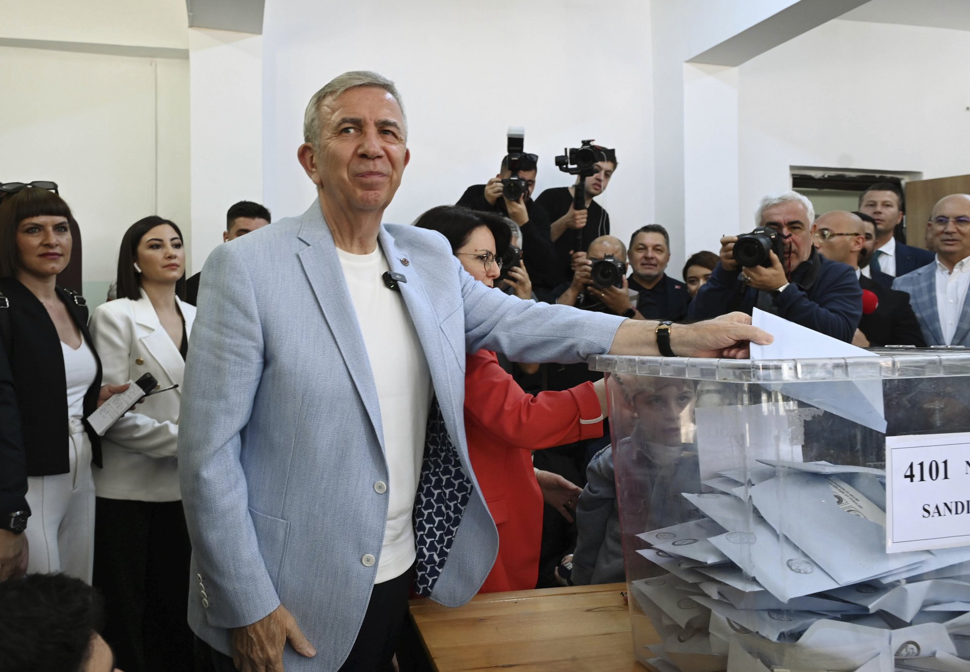 Кметът на Анкара и кандидатът на Републиканската народна партия Опозиционният кмет на Анкара Мансур Яваш гласува в избирателна секция в Анкара