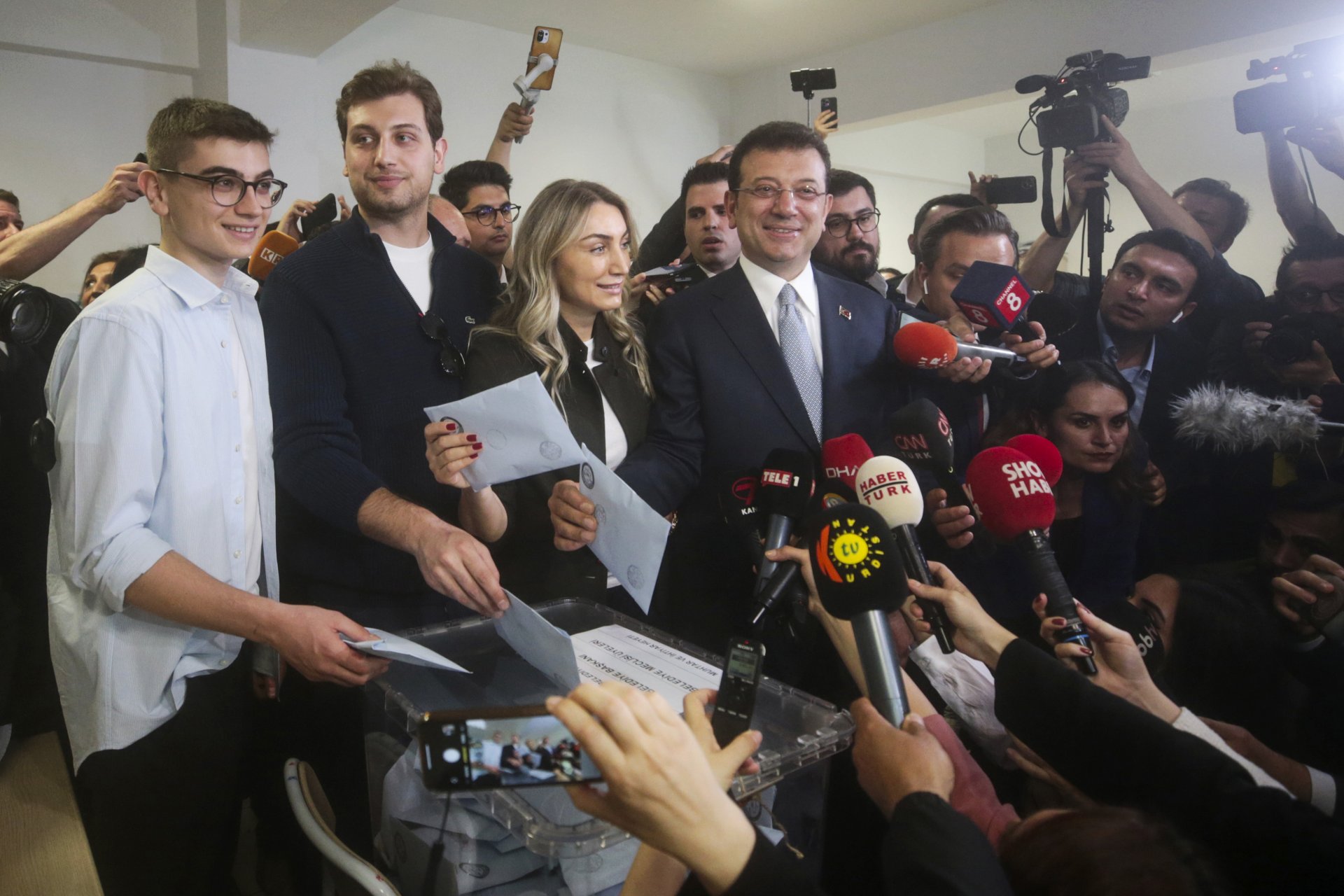  Кметът на Истанбул и Републиканската национална партия, или CHP, Екрем Имамоглу, вдясно, брачната половинка му Дилек Имамоглу и синовете гласоподаваха в изборна секция в Истанбул 