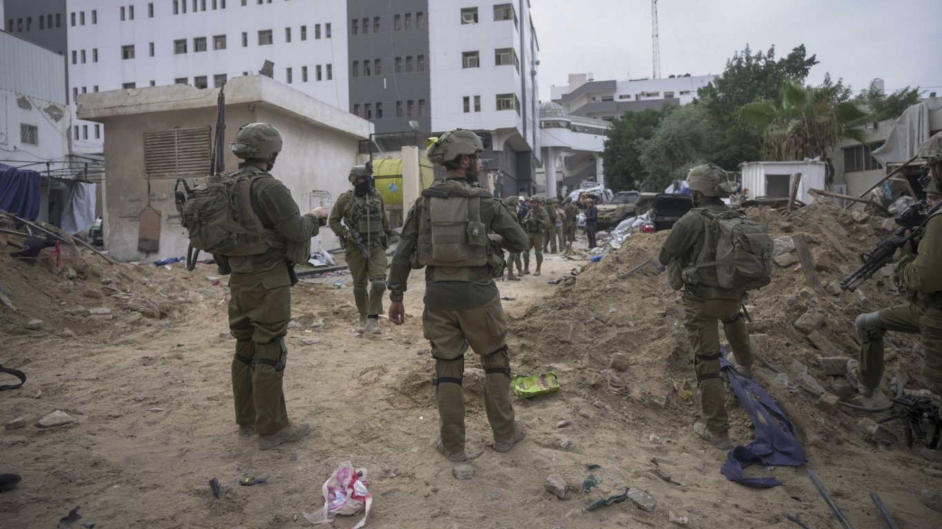 Израелската армия изтегля танкове от болницата "Аш Шифа" в град Газа