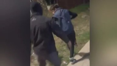 Групи младежи обикалят около метростанции в София и търсят хора