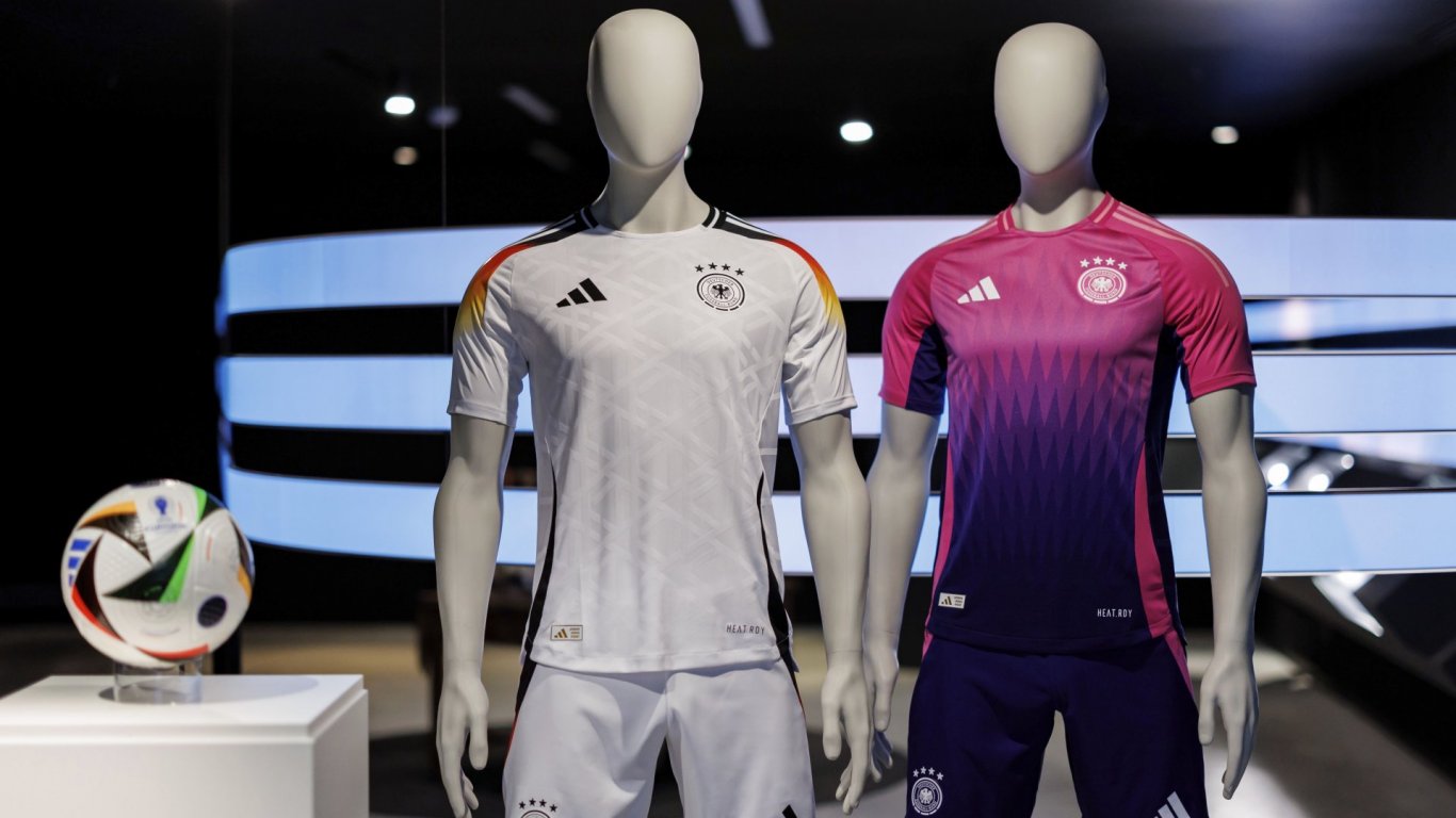 Adidas спира футболните фланелки №44 заради прилика с нацистки символ 