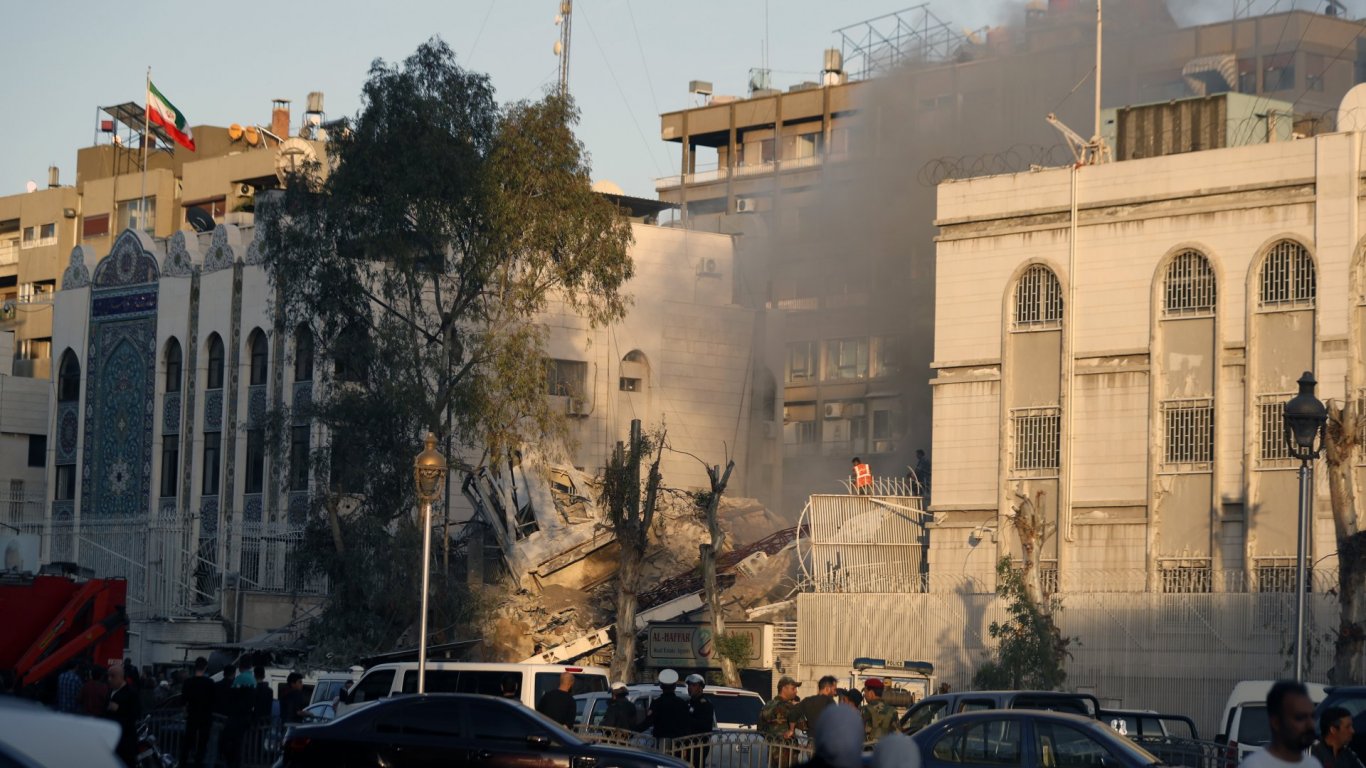 Израелски самолети удариха иранското посолство в Дамаск, загинаха двама генерали (видео)