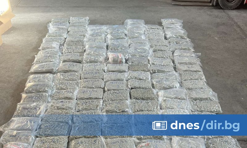 Снимка: Агенция Митници Наркотичното вещество и превозното средство са иззети.