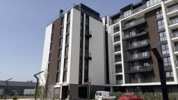 Работник е в критично състояние, след като падна от 6-ия етаж на блок в Бургас