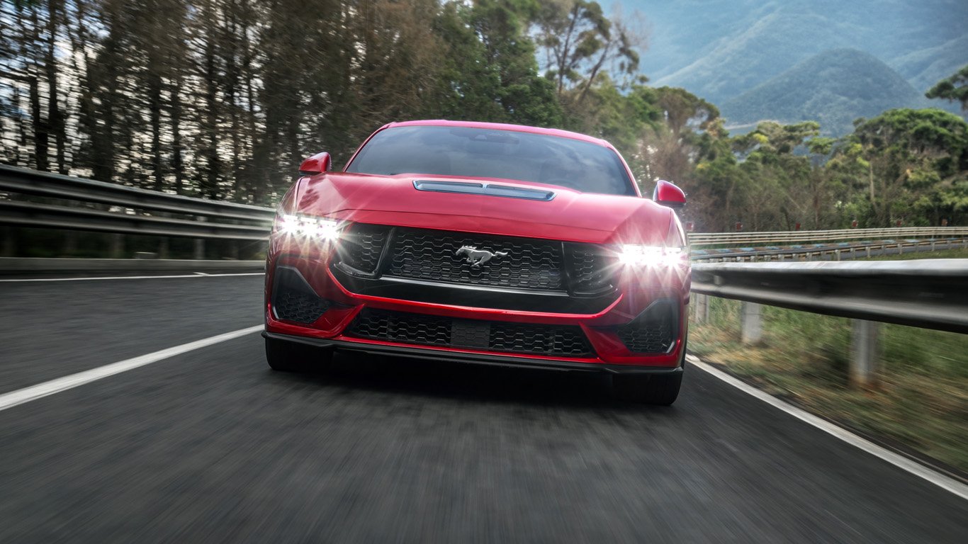 Новият Ford Mustang запазва бензиновия двигател V8