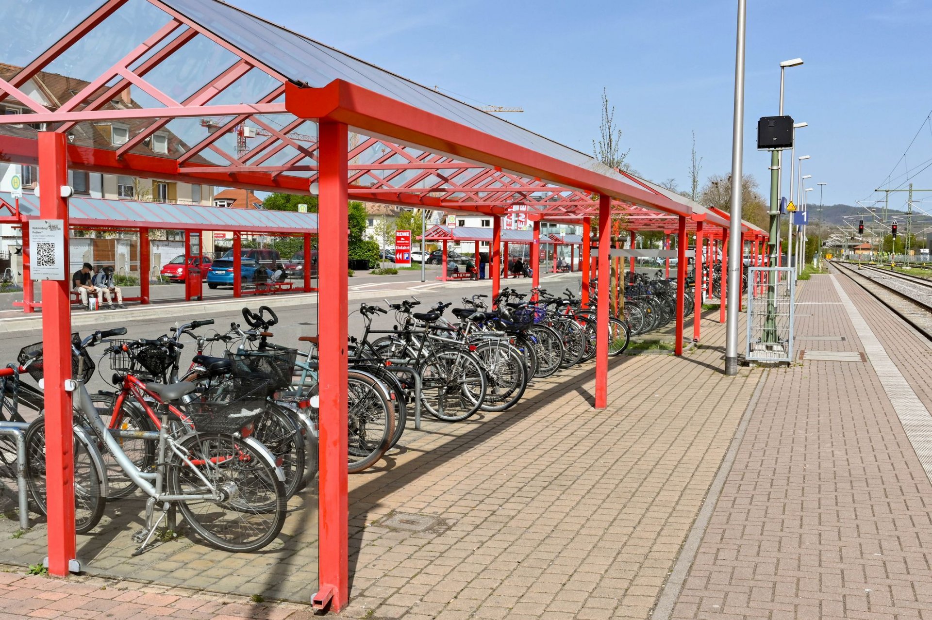 Покрит паркинг за велосипеди на гарата в Брайсах ам Рейн