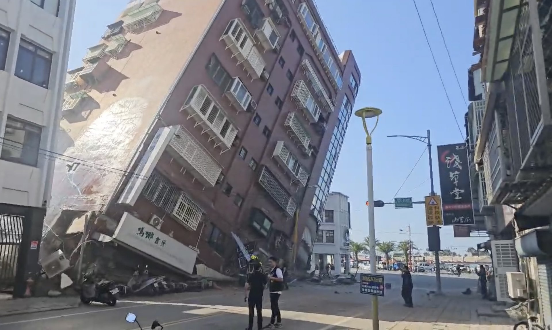 Страховито наклонени сгради в Хуалиен - най-пострадалият град от мощния трус