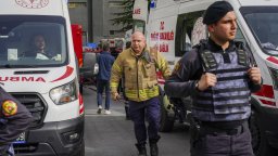 Незаконният етаж на срутилия се блок в Турция бил строен с морски пясък, арестуваха двама души