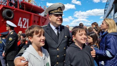 Началникът на ВВМУ флотилен адмирал проф Боян Медникаров областният управител