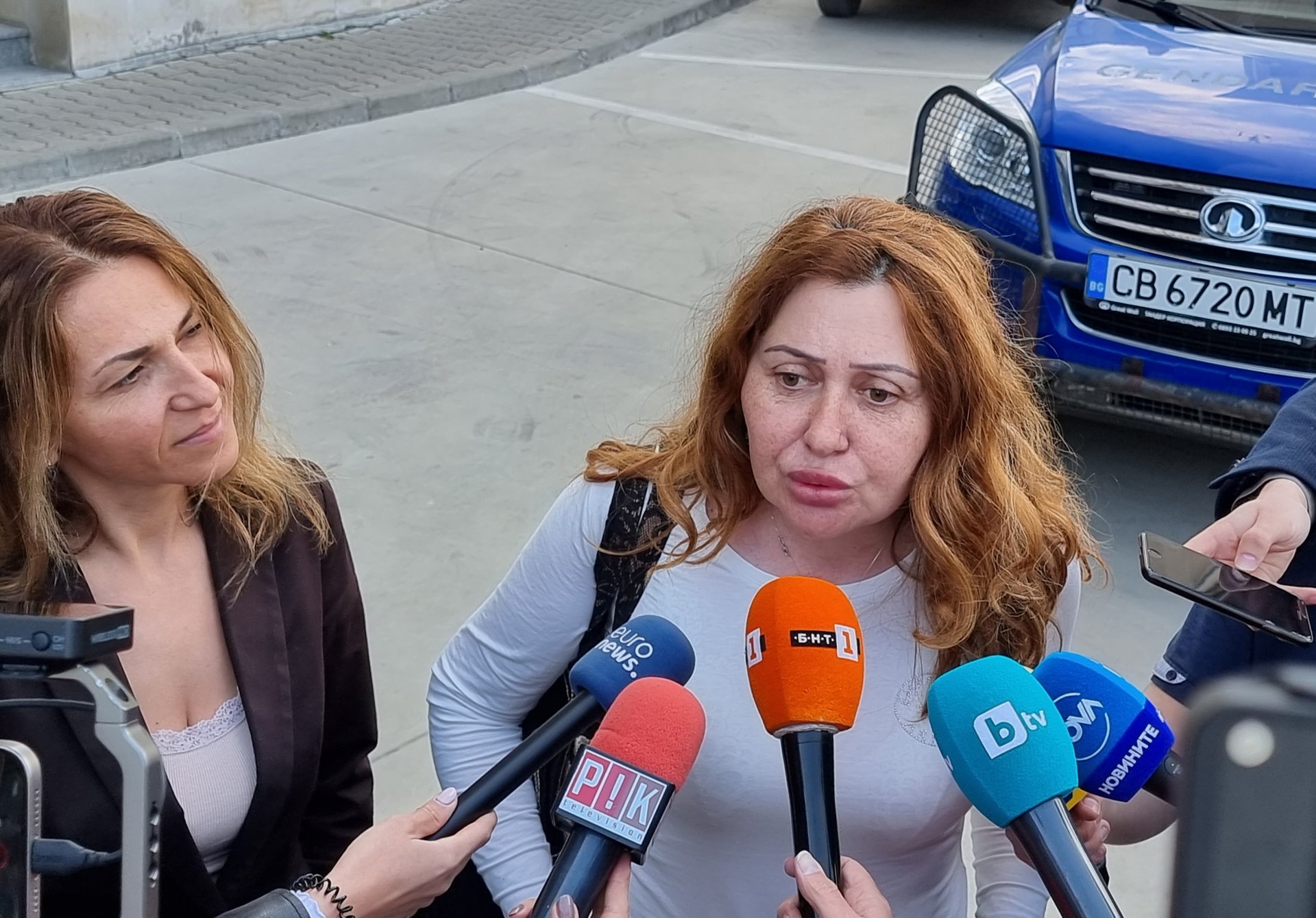 Петя Банкова (вляво) и адвокатката ѝ Аделина Натина