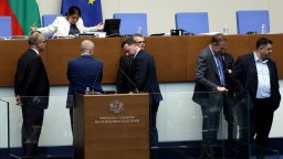 Напрежение в НС: Депутати от БСП окупираха трибуната заради отложен закон в защита на потребителите