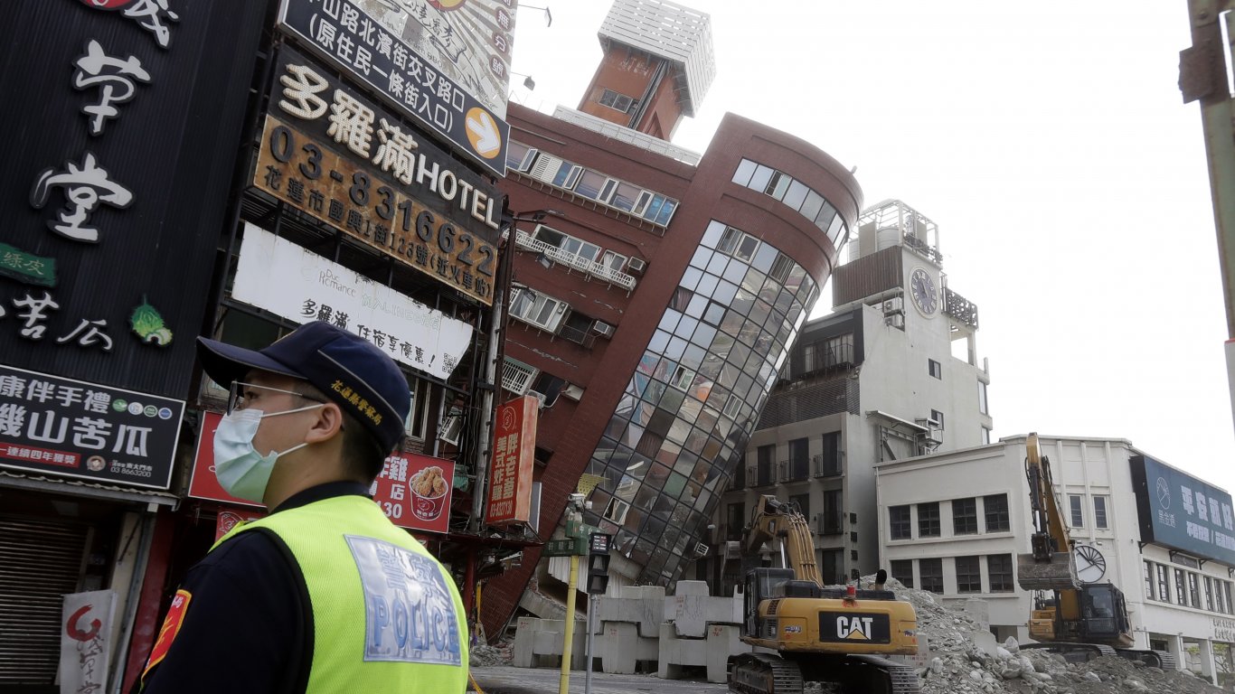 Десетки хора се издирват под руините след земетресението в Тайван, ранените са над 1000 