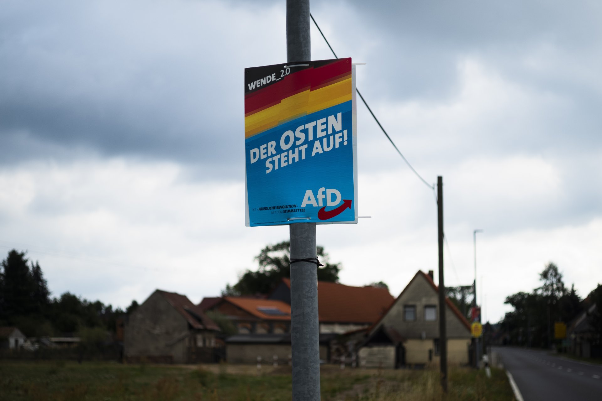 Предизборен плакат на крайнодясната партия "Алтернатива за Германия" в село край град Бауцен в германската провинция Саксония, 16 август 2019 г. Надписът на него гласи "Изтокът се надига". 