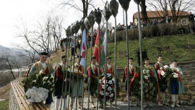 Рейсът потъва за минути в дълбоките шестметрови води Местни хора