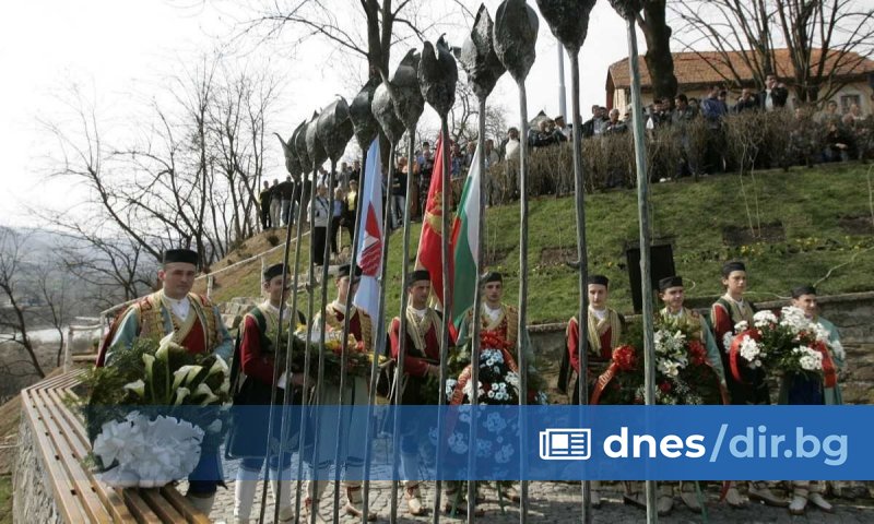 Рейсът потъва за минути в дълбоките шестметрови води. Местни хора