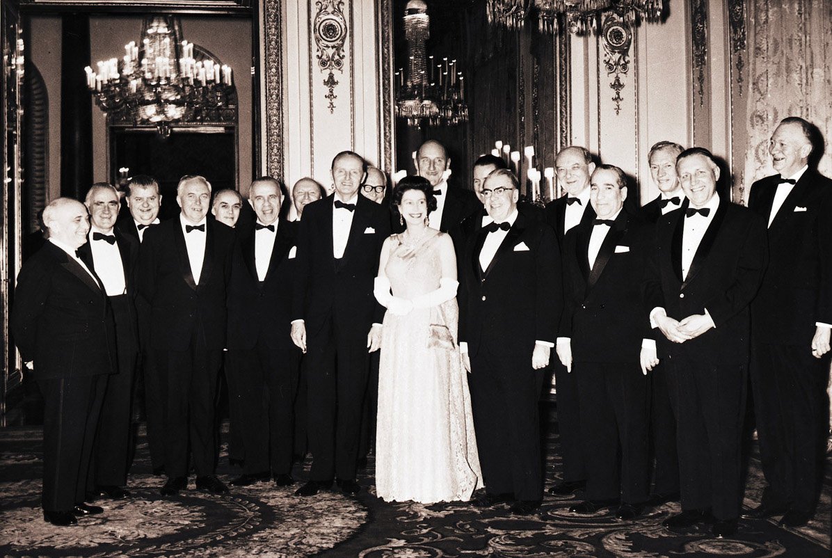 Кралица Елизабет Втора на среща с министрите на НАТО през 1965 г. Кралица Елизабет Втора на среща с министрите на НАТО през 1965 г.