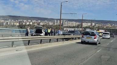 Катастрофа с 5 коли на Аспаруховия мост блокира движението в центъра на Варна
