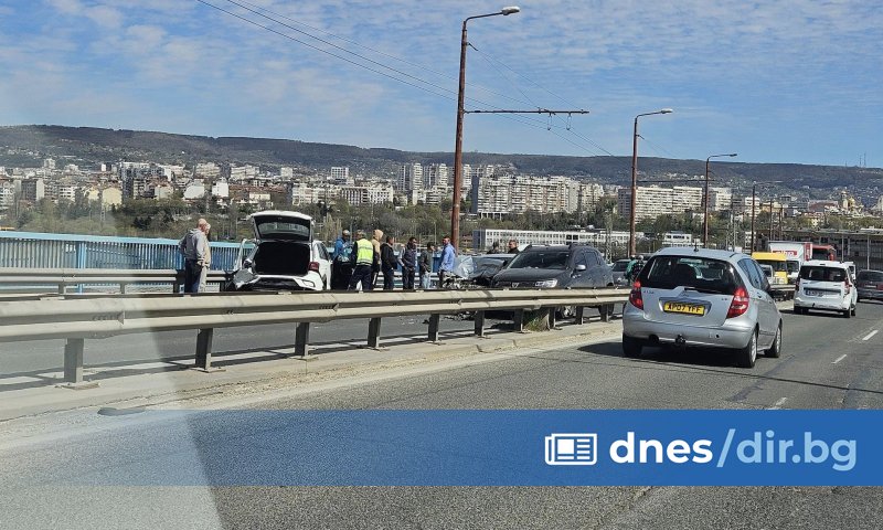 Снимка: Катастрофа с 5 коли на Аспаруховия мост блокира движението в центъра на Варна